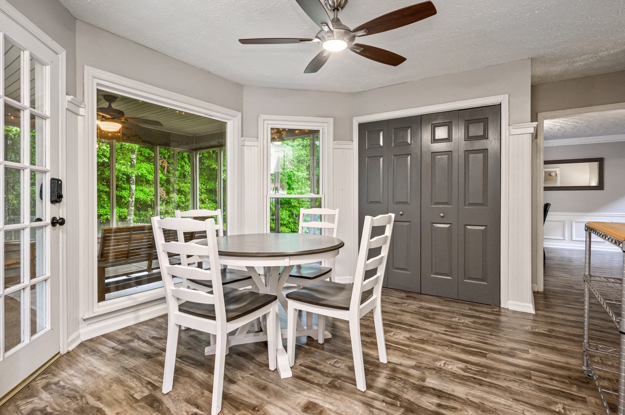 Relax In This 4BR Retreat With Screened Cozy Porch