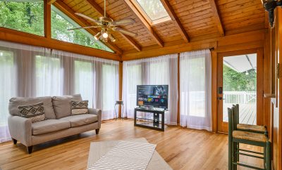 Enjoy This Roomy Cabin Style 5BR With A Pool Table