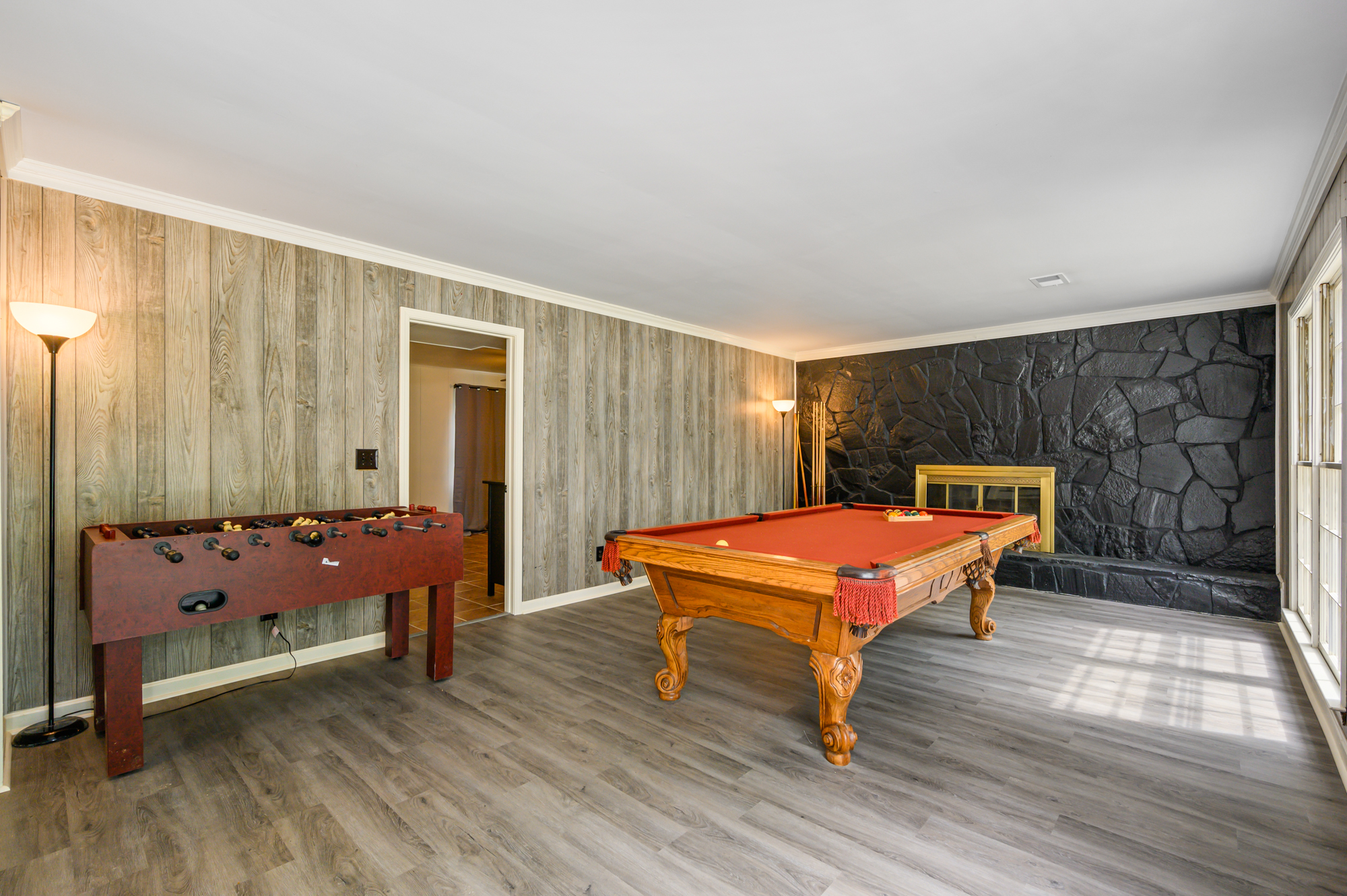 Enjoy This Roomy Cabin Style 5BR With A Pool Table