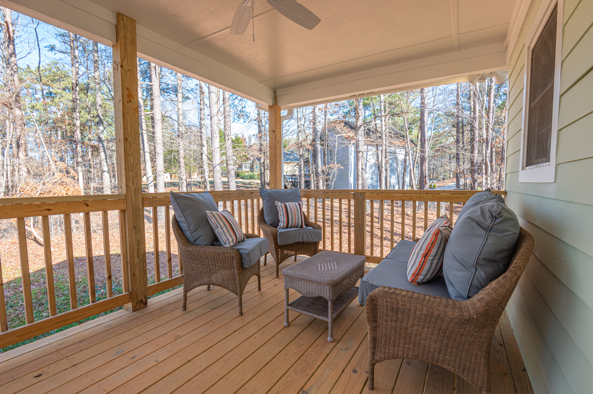 Cabin Style & Comfy Back Deck Near LakePoint PBR