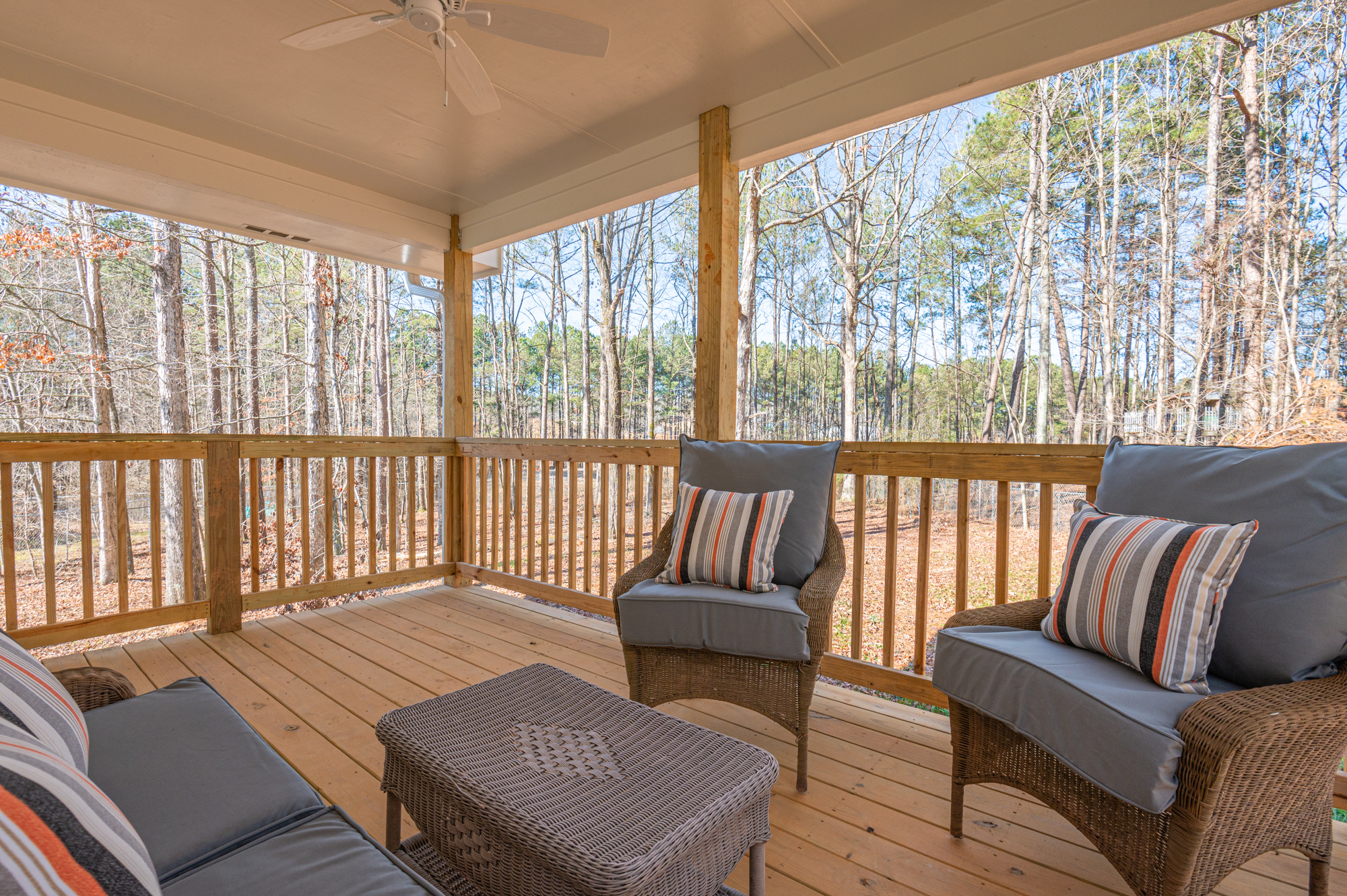 Cabin Style & Comfy Back Deck Near LakePoint PBR